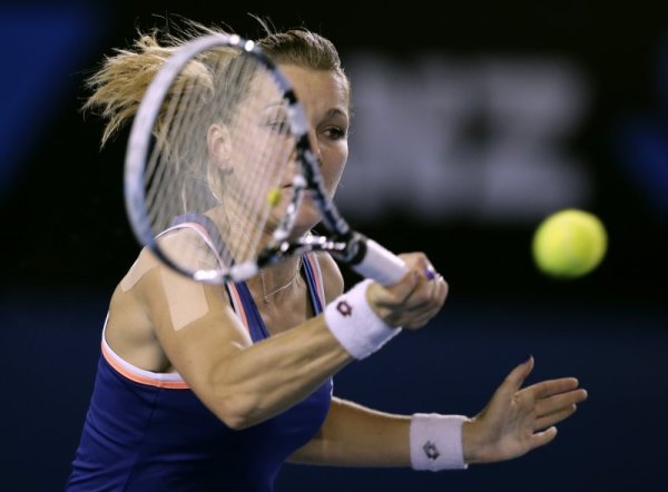 Полската тенисистка Агнешка Радванска връща топката на своята съперничка по време на мача срещу Гарбине Мугуруса от Испания от 1/8 финалите на  Australian Open. Снимка: БТА