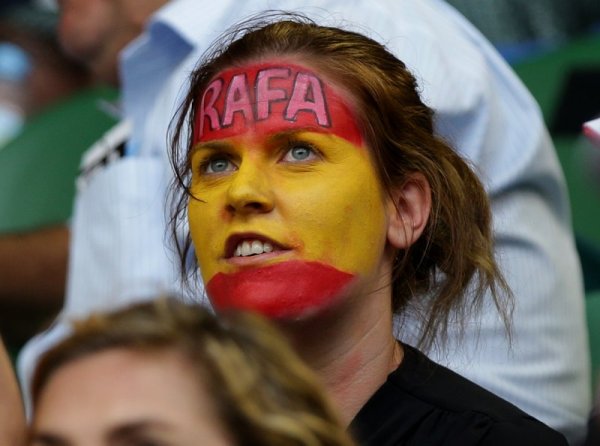Фенка на Рафаел Надал подкрепя своя любимец по време на мача срещу Кей Нишикори. Световният №1 победи победи своя съперник с 3:0 сета и ще се изправи срещу Григор Димитров на &frac14; финалите. Снимка: БТА
&nbsp;