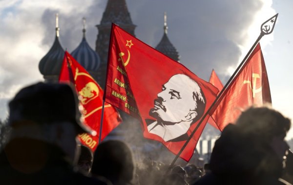 Руски комунисти развяват червени знамена с лика на Владимир Ленин в центъра на Москва. Днес се навършват 90 години от смъртта на болшевишкия лидер. Снимка: БТА