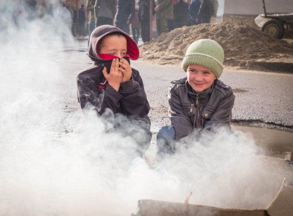 Продължават масовите протести на тютюнопроизводители от Гоцеделчевския край срещу закъснялата изкупна кампания и ниските изкупни цени на тютюна. Протест тази сутрин имаше и в Лъжница - едно от най-големите села в Гоцеделчевска община. Снимка: БТА