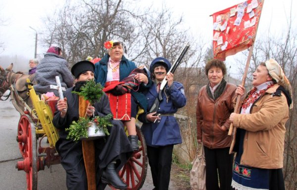 С карнавално шествие жителите на великотърновското село Хотница отпразнуваха Бабин ден. По традиция жените от селото искат откуп от мъжете. Снимка: БТА