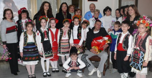 Първото бебе за 2014 година на град Левски получи подаръци от кмета на общината Любка Александрова. Мариян е роден на 4-ти януари в болницата в общинския център. За семейството му Елеонора Николова и Валери Мартинчев той е второ дете. Снимка: БТА