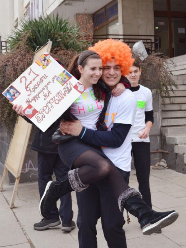 Ученици от Велико Търново се включиха в Международния ден на прегръдката. Пред сградата на Община Велико Търново в обедните часове те раздаваха послания и прегръдки на преминаващите граждани. Снимка: Булфото
