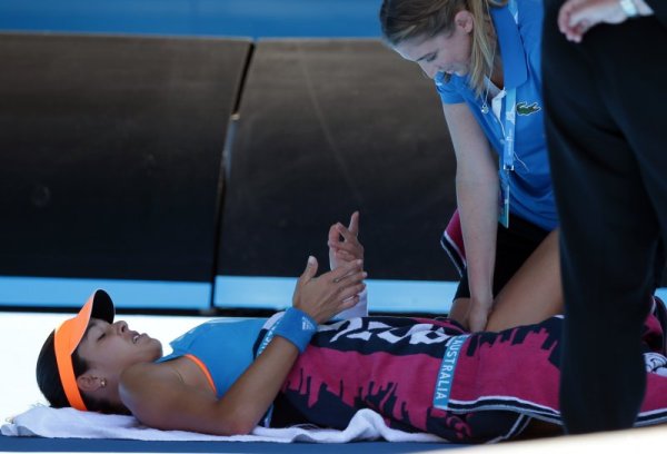 Ана Иванович от Сърбия получава медицинска помощ по време на мача си срещу Южени Бошар от &frac14; финалите на Australian Open. Сръбкинята загуби от младата канадка с 1:2. Снимка: БТА