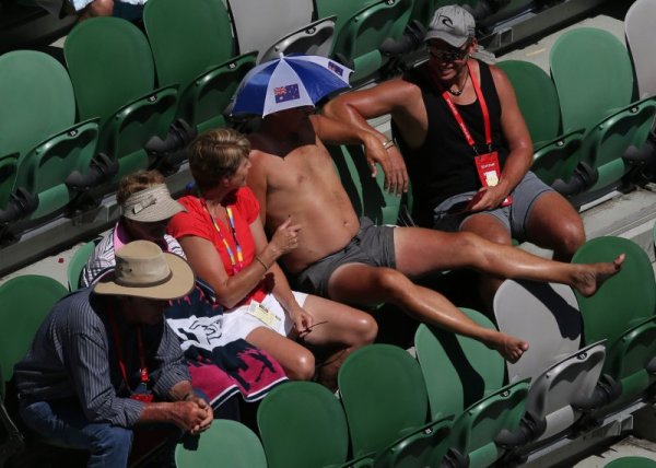 Фенове на тениса се пекат на слънцето по време на мач от Откритото първенство на Австралия по тенис. Снимка: БТА