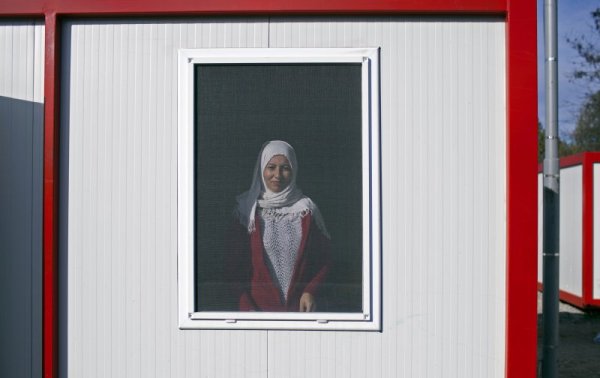 Поглед през прозореца от лагера в Харманли. Снимка: Reuters