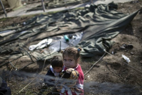 Момиченце е гушнало здраво своята кукла. Снимка: Reuters