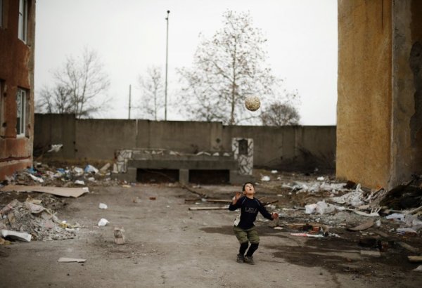 Малчуган демонстрира футболни умения. Снимка: Reuters