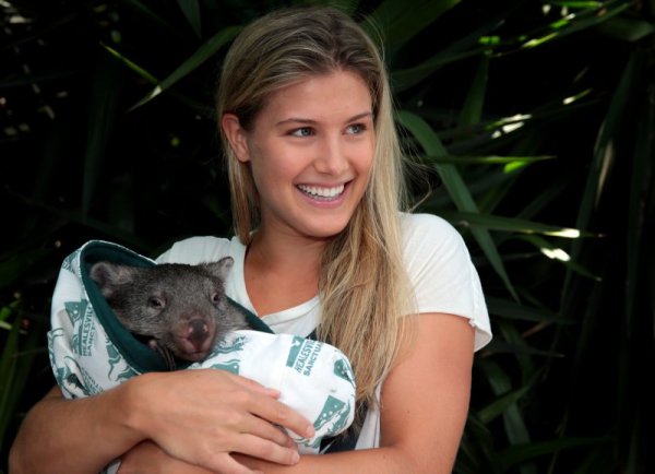 Изненадата в турнира при жените &ndash; 19-годишната канадка Южени Бушар, гушка малко животинче в свободния си ден. Утре Бушар ще се изправи срещу китайката На Ли в полуфинален мач от турнира. Снимка: БТА