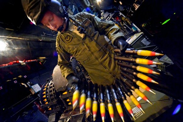 Артилерист презарежда боеприпаси по време на полет при специални операции в градски условия. Снимка: Matthew Bruch