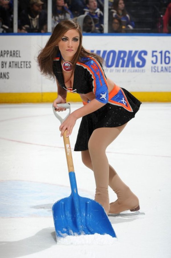 &quot;Ледените момичета&quot; на Ню Йорк Айландърс почистват леда по време на мача на своя отбор срещу Сейнт Луис Блус от НХЛ. Снимка: БТА