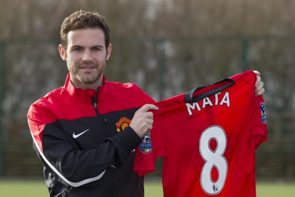 Новото попълнение на Манчестър Юнайтед Хуан Мата позира с фланелката на новия си отбор на тренировъчната база на &quot;червените дяволи&quot;. Снимка: БТА