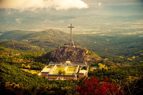 &quot;Долината на падналите&quot; (исп. Valle de los Ca&iacute;dos). Това е националистически монументален комплекс в Испания, община Сан Лоренсо де Ел Ескориал, област Мадрид. Намира се на 9 км на север от манастира Ескориал в планината Сиера де Гуадарама, в долината Куелгамурос. Франсиско Франко издава заповед за построяването му и е погребан там заедно с Хосе Антонио Примо де Ривера, учредител на &quot;Испанска фаланга&quot;, и още 33 872 души, паднали убити от двете страни по време на Испанската гражданска война. Снимка: AdMe.ru