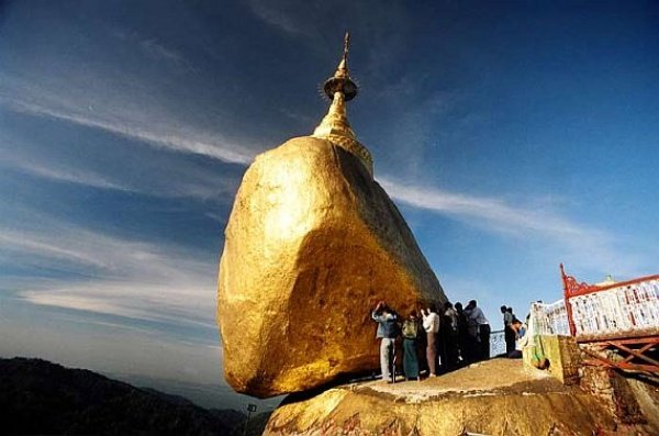Будисткият храм Чайттийо в Мианма, известен още като &quot;Златният камък&quot;. Известният будистки храм и място за поклонение е висок 5,5 метра и &quot;балансира&quot; върху гранитна скала. Той е позлатен, като е забранено да се пипа от жени. В планината, където се намира той, има и други религиозни сгради и места за настаняване на поклонници. В тях обаче е забранено да преспиват чужденци. Туристите и поклонниците се превозват с камиони от центъра на град Кинпун до началото на пътека, която води до храма. Тя е дълга 3 км. Според легендата в този храм е зазидана косата на Буда, която не дава на камъка да полети в пропастта. Снимка: AdMe.ru