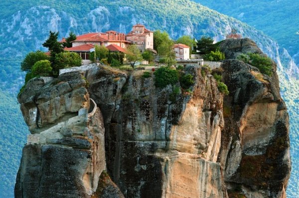 Метеора, Гърция. В този район в Централна Гърция се намира група от 7 действащи манастира, построени на върховете на труднодостъпни остри скали, приличащи на игли. Те се извисяват в небето на 400 метра височина над Тесалийската равнина, на 70 километра западно от Лариса. От седемте манастира отворени за посетители са шест. Снимка: AdMe.ru