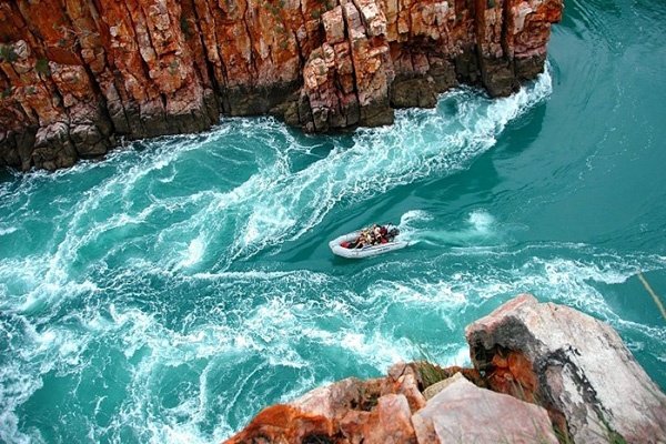 Хоризонталните водопади в австралийския залив Талбот са истински природен феномен. Въпреки че височината им е само около 5 метра, по своята красота те не отстъпват на най-живописните водопади по света. Снимка: AdMe.ru