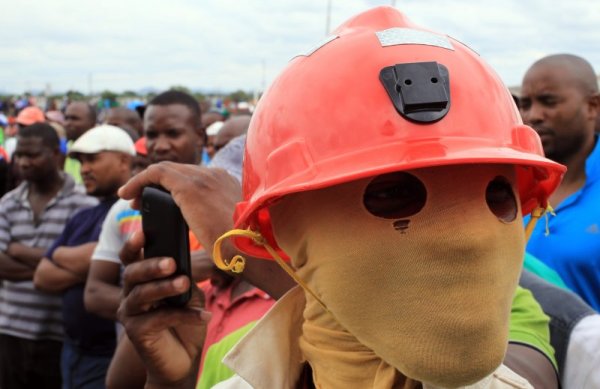 Миньори протестират край своята мина в близост до град Рустенбург, ЮАР. Те отново настояват за увеличение на заплатите и по-добри условия за труд. Снимка: БТА
&nbsp;