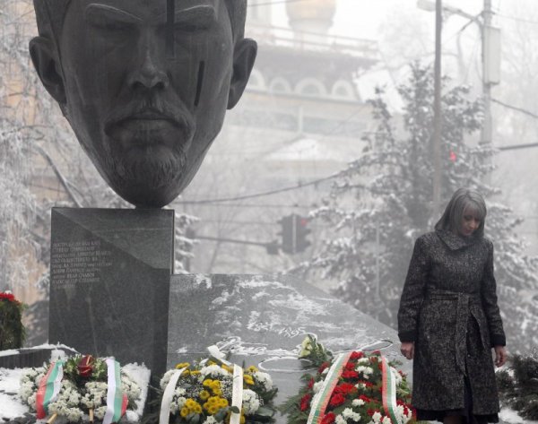 Вицепрезидентът Маргарита Попова участва в отбелязването на 160-годишнината от рождението на Стефан Стамболов. Тя поднесе венец пред паметника на държавника в София, а после присъства в БАН на откриването на Осмата научна сесия по проблеми на лидерството на тема "Стефан Стамболов - български национален лидер". Снимка: БТА
&nbsp;