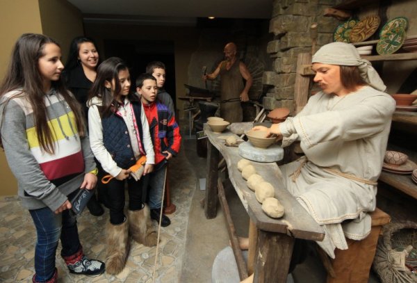 Петокласници от СОУ "Емилиян Станев" във Велико Търново проведоха урок по история в Мултимедийния посетителски център в града. &bdquo;В царството на Асеневци&rdquo; беше темата на урока, в който взеха участие и студенти от ВТУ &bdquo;Св. св. Кирил и Методий&rdquo;. Снимка: БТА