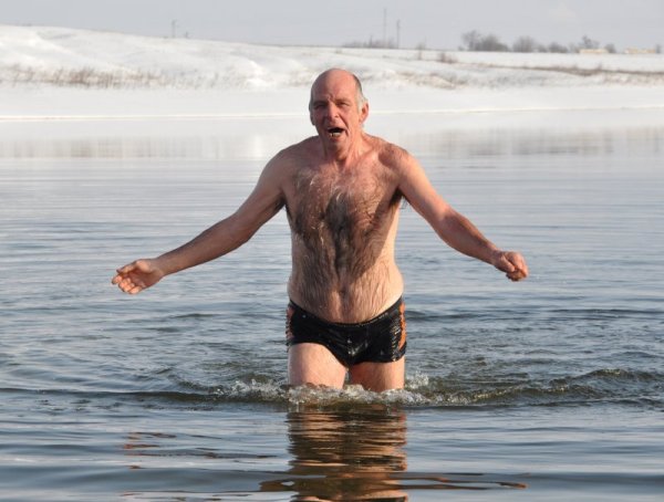 66-годишният Христос Георгиев от Хасково от години всеки ден плува в язовир "Сивата вода" в крайградския парк "Кенана". Не го спира нито зимния студ, нито падналия сняг. Христос твърди, че заради хобито си никога не е боледувал. Снимка: БТА