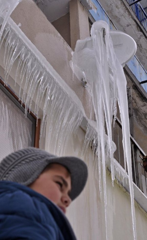 Ледените висулки са толкова големи, че пречат на сигнала на дигиталните приемници за телевизиите. Снимка: Булфото