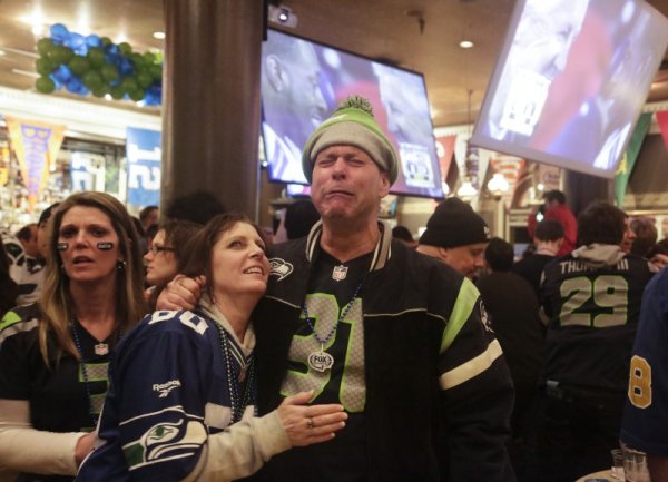 Фен на Сиатъл плаче от щастие след спечелената първа титла на отбора му. Снимка: Reuters