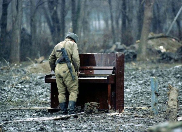 Руски войник свири на пиано. Чечня, 1994 година. Снимка: drugoi.livejournal.com