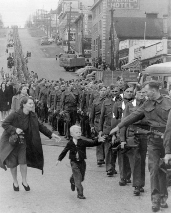 &quot;Чакай ме, татко&quot;. Кадър, заснет от Claude P. Dettloff на 1 октомври 1940 година в Ню Уестминстър, Канада. Снимка: Claud Detloff