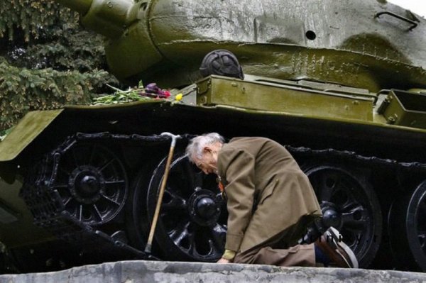 Ветеран от Втората световна война пред танк от войната, който вече е само паметник от войната. Снимка: englishrussia.com