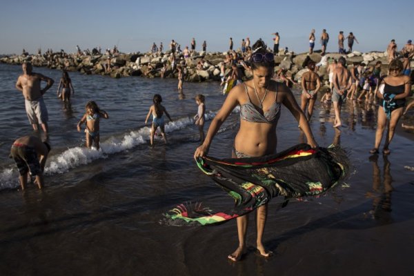 В Южното полукълбо пък се радват на горещото лято. Десетки се разхлаждат на плажа край град Мар дел Плата в Аржентина. Снимка: БТА