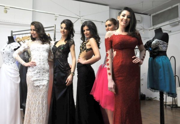 Модните къщи от наскоро учредената Асоциация на бургаските дизайнери организираха изложението &quot;За Вас абитуриенти&quot;. В рамките на три седмици те ще бъдат тези, които ще съветват бъдещите абитуриенти и техните родители за най-новите тенденции в модата. Снимка: БТА