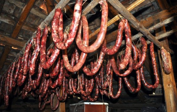 В България трябва да има закон за занаятчийските храни, който да позволи предлагането на наши месни деликатеси - така ще се увеличат доходите на производителите, ще се помогне и на икономиката, убедена е Дешка Кротева от разложкото село Горно Драглище. Тя е носител на приза &quot;Пазител на традициите-2013&quot; в категорията за кулинария в четвъртото издание на едноименната кампания. Снимка: БТА