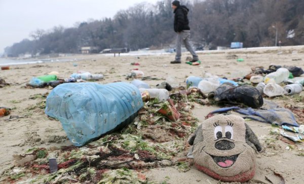 Купища с боклуци, изхвърлени от вълните, замърсяват централния плаж във Варна. Снимка: Impact Press Group