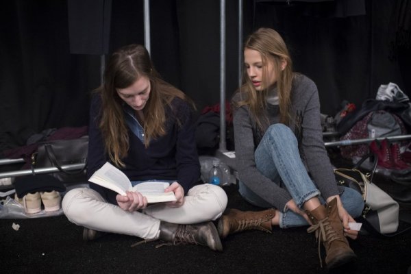 Някои модели четат преди ревюто. Няма информация дали книгата е от Паулу Куелю или Хорхе Букай. Снимка: Reuters