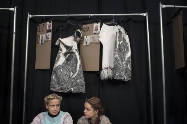 Руски модели си приказват преди да облекат тоалетите от колекцията. Снимка: Reuters