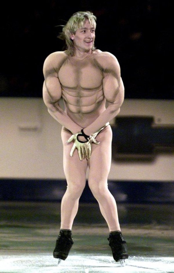 Руснакът играе с интересен костюм по време на гала концерта след световното първенство през 2001 година. Снимка: Reuters