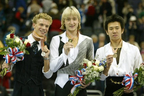 Световна титла от първенството във Вашингтон през 2003 година. Втори остава Тимъти Гьобел от САЩ, а трети &ndash; Такеши Хонда. Снимка: Reuters