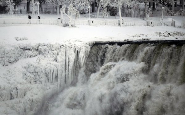 Водопадът всъщност се състои от три части: Хорсшу (наричан още Канадски водопад), Американски водопад и по-малкия Брайдъл Вейл. Макар и не особено висок, водопадът Ниагара е много широк и реално е най-големият в Северна Америка. Любопитно е, че заради студа, сковал САЩ тази зима, водопадът замръзна за първи път от 1936 година. Снимка: Reuters