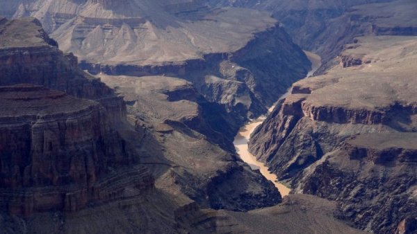 №1 &ndash; Гранд Каньон. Националният парк &bdquo;Гранд Каньон&ldquo; се намира в щата Аризона и е сред най-старите национални паркове в САЩ. Издълбани в продължение на няколко милиона години от река Колорадо, каньонът достига дълбочина от над 1.6 км и 446 км дължина. Безспорно една от най-забележителните гледки в света. Снимка: Reuters