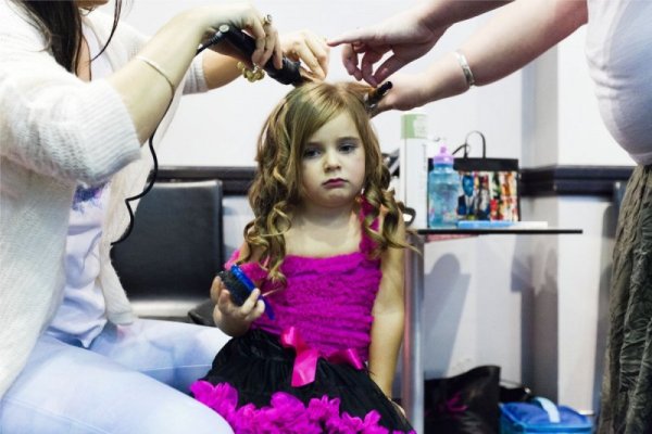 Австралийско дете се подготвя за конкурс по красота. Снимка: Chloe Bartram