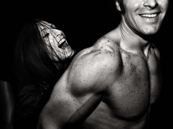 Младежи в нощен клуб. Снимка: Vinicio Drappo