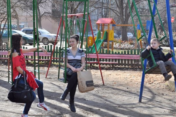 Температурата в Монтана в 14,30 часа днес достигна рекордните за 17 февруари в историята на метеорологичните измервания 21 градуса. Много хора напълниха парковете и кафенетата. Снимка: БТА
&nbsp;