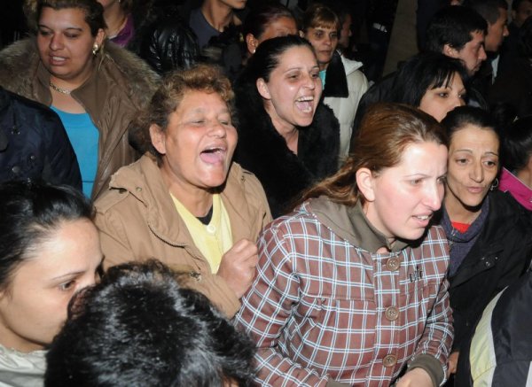 Роми посрещнаха с викове на недоволство обвинения мъж. Снимка: Булфото
