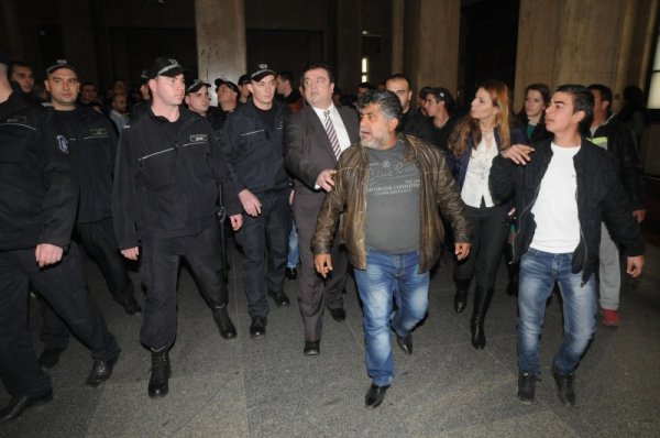 Цветелин Кънчев опитва да усмири разярената тълпа. Снимка: Булфото