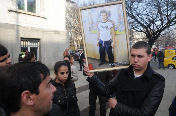 Роднини на застреляното момче чакаха и пред Съдебната палата. Снимка: Булфото
