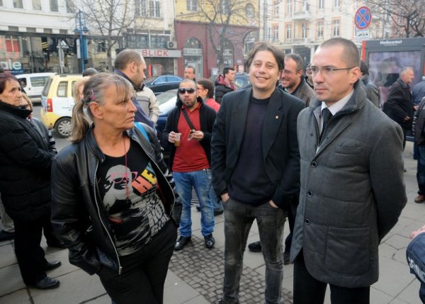 Ангел Джамбазки от ВМРО също бе отвън, но с поддръжници на подсъдимия. Снимка: Булфото