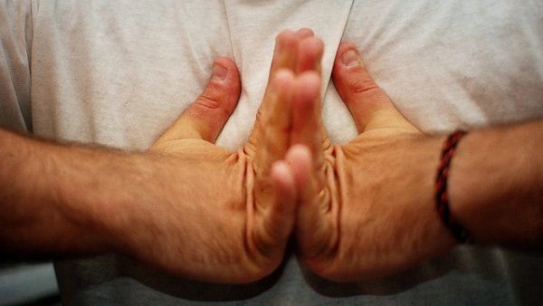 Мит е, че пукането на кокалчетата на ръцете би довело до артрит. Проведените изследвания показват, че единствено би намалило силата на захвата. Снимка: flickr