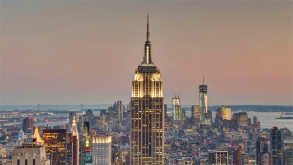 Мит е, че ако се хвърли монета от върха на Емпайър Стейт Билдинг, тя може да убие някого. Монетата, която тежи едва няколко грама, би срещнала съпротивлението на въздуха и може да нарани някого, но не и да го убие. Снимка: flickr