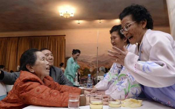 Жена от Южна Корея (ляво) среща сестрите си.&nbsp;Снимка: Reuters