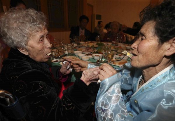 Разделени майка и дъщеря се хранят взаимно.&nbsp;Снимка: Reuters